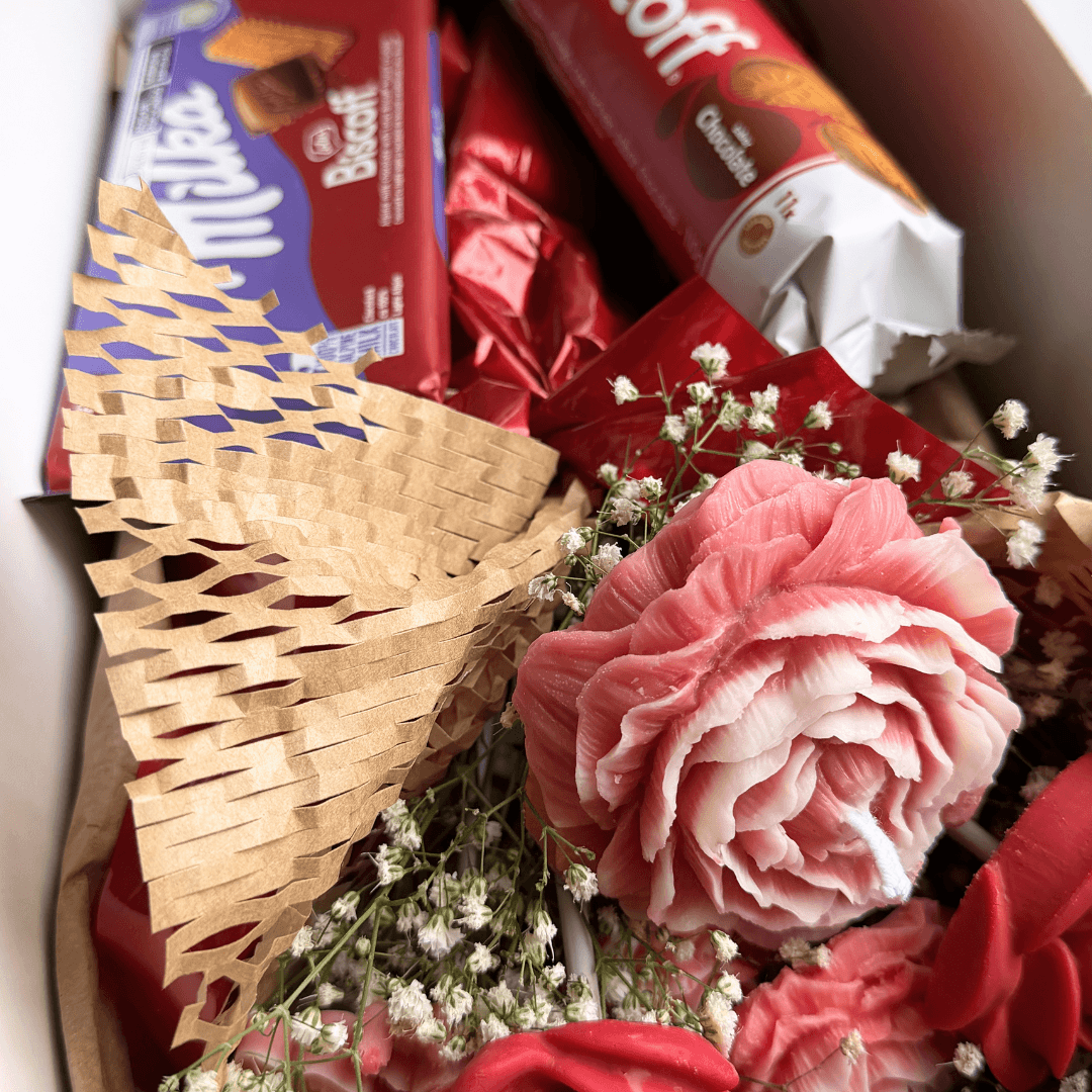 Buquê de Velas Aromáticas com Chocolate Importado Biscoff — Dia dos Namorados